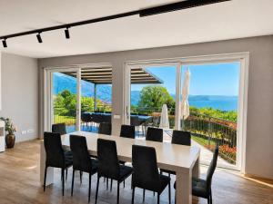 a dining room with a table and chairs and a large window at Villa Spa Nipotine Casa Sorelle in Cissano