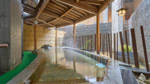 a swimming pool in a building with water in it at hotel VERDE in Arao