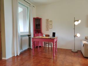 a pink table in a room with a window at Civico 21-FreeParking in Vescovato