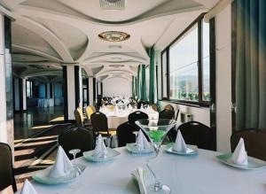 a dining car of a train with tables and chairs at Deny Inn Harmony in Zărneşti