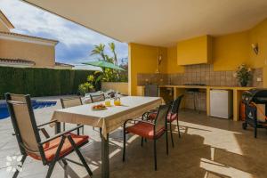 a kitchen and dining room with a table and chairs at Villa Esplendida by Abahana Villas in Ifach
