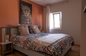 a bedroom with a bed and a window at Azure méditerranée in Sérignan