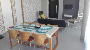 sala de estar con mesa y sillas en Marina Piccola en Ostende