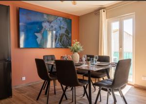 a dining room with a table and chairs at Azure méditerranée in Sérignan