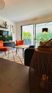 a living room with a couch and a table at L'Hermine terrasse et parking, 500 plage in Concarneau