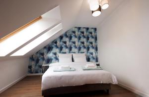 a bedroom with a bed with a blue patterned wall at Akacjowa 11 in Skorochow