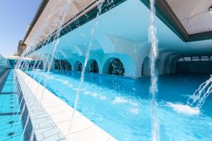Bazén v ubytování Hotel Mayflower nebo v jeho okolí