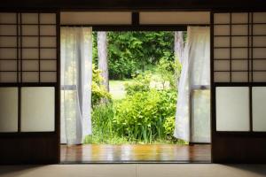 an open window with a view of a garden at 三ツ峠の宿 in Nishikatsuracho