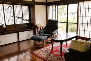 a living room with chairs and a table and windows at 三ツ峠の宿 in Nishikatsuracho +7 photos