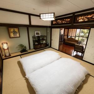 a room with two large white pillows on the floor at 三ツ峠の宿 in Nishikatsuracho
