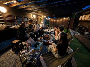 a group of people sitting in a room at 民泊やがみ-Yagami- in Sanagu +42 photos