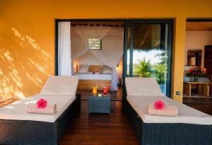 two beds in a room with a bedroom at Belamandy Lodge Hotel au luxe simple in Anjramarango