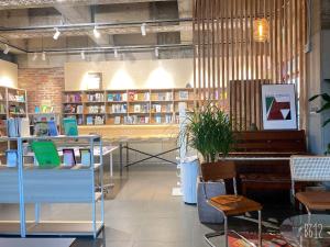 a book store with tables and chairs and books at 마음스테이 in Taesuha-dong
