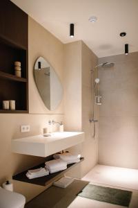 ein Badezimmer mit Waschbecken und Dusche in der Unterkunft Between Flanders Walls in Ypern