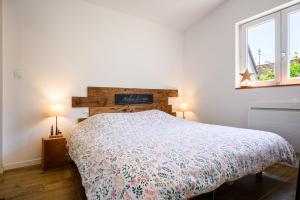 a bedroom with a bed and a window at Flora Gîte in Kaysersberg