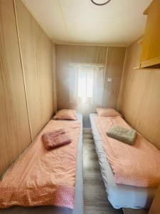 two twin beds in a small room with at Mobilheim Luna - Výrovická přehrada in Výrovice