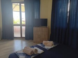 a bedroom with two towels on a bed with a window at Guesthouse Oasis in Kiten +144 photos