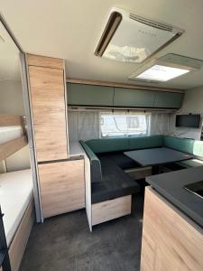 a small room with a bed and a kitchen at HelloHel klimatyzowane przyczepy Jastarnia Surf Kite Wind in Jastarnia