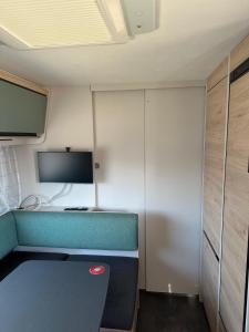 a small room with a desk and a tv at HelloHel klimatyzowane przyczepy Jastarnia Surf Kite Wind in Jastarnia