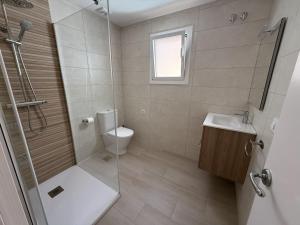 a bathroom with a shower and a toilet and a sink at Apartament Blau Marí in Roses