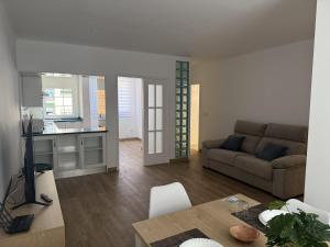 a living room with a couch and a table at Apartament Blau Marí in Roses