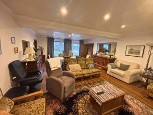 a living room filled with furniture and a piano at EifelRuhe 2 - Komfortable Ferienunterkunft für bis zu 10 Gäste mit 4 Schlafzimmern, großer Küche und genug Parkplätzen - ideal für Gruppen und Familien, Hunde zulässig in Losheim +24 photos
