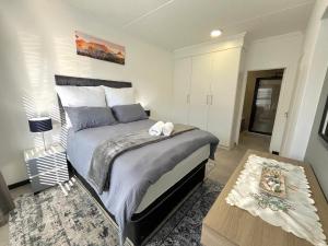 un dormitorio con una cama grande en una habitación en Comfy 1 Bed 1 Bath En-Suite, en Chartwell 34 fotos más