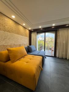 ein Wohnzimmer mit Sofa und großem Fenster in der Unterkunft B in Byblos in Byblos