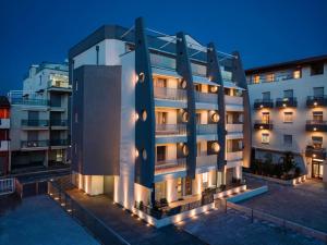 an image of a building at night at Residence Le Vele in Caorle