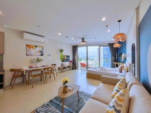 a living room with a couch and a table at The Song Vung Tau Apartment - Căn Hộ Du Lịch Biển Vũng Tàu in Xã Thang Tam