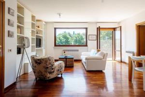 a living room with two chairs and a couch at Appartamento Posta del Lago in Passignano sul Trasimeno