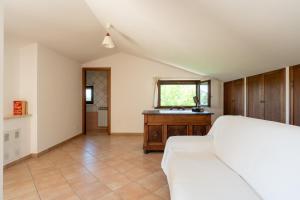 a bedroom with a white bed and a window at Appartamento Posta del Lago in Passignano sul Trasimeno