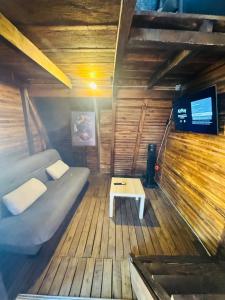 ein Zimmer mit Bett und Tisch in einer Hütte in der Unterkunft Cabañas Tlacult Gatü in Tepoztlán
