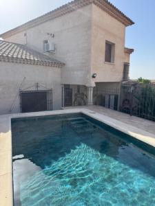 a large swimming pool in front of a house at VENTA DE LA SISA in Sisante