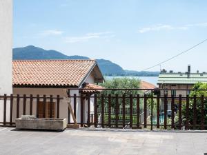 a house with a gate with a view of the water at Casa Rita - Casa vacanze - free parking terrazze e giardino area barbecue TOP CLASS in Predore