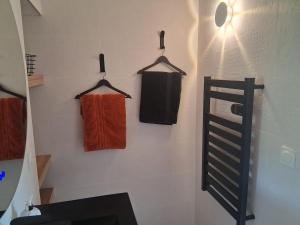 a bathroom with towels hanging on a wall at Logement entier RDC quartier historique Parthenay in Parthenay