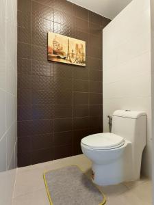 a bathroom with a toilet and a picture on the wall at Condo in Hua Hin in Hua Hin +11 photos