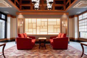 ein Wartezimmer mit zwei Stühlen und einem Tisch in der Unterkunft Unzen Kyushu Hotel in Unzen