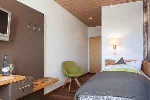 Postel nebo postele na pokoji v ubytování Hotel Waldhorn
