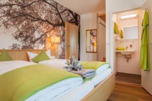 Postel nebo postele na pokoji v ubytování Hotel Waldhorn