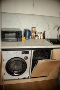 a microwave sitting on top of a kitchen counter at RIVER VIEW & Private Parking - Baia Mare in Baia Mare +42 photos