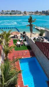an overhead view of a swimming pool on a beach at فيلا درة العروس 2 in Durat Alarous