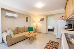 a living room with a couch and a table at Sunrise apartments in Menetaí
