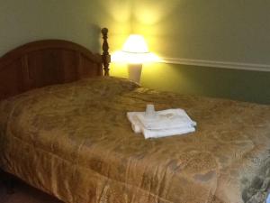 A bed or beds in a room at Brookside House Lodging