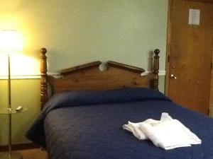 A bed or beds in a room at Brookside House Lodging