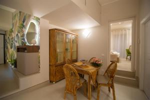 a dining room with a table and chairs at Athenèa Smart Rooms - Atenea Collection in Agrigento