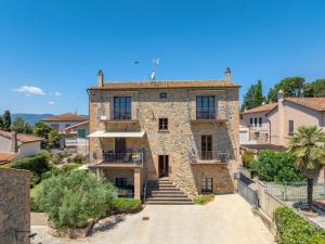 an old stone house with stairs in a village at Appartamento Rosmarino in Lajatico