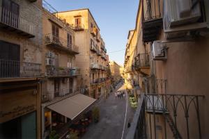 an alley with buildings and people walking down a street at Athenèa Smart Rooms - Atenea Collection in Agrigento