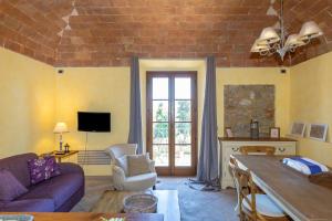 a living room with a couch and a table at Appartamento Rosmarino in Lajatico