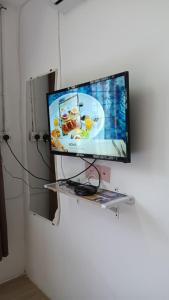 a flat screen tv sitting on top of a wall at 7Rooms Hotel Budget in Bandar  Pusat Jengka +24 photos